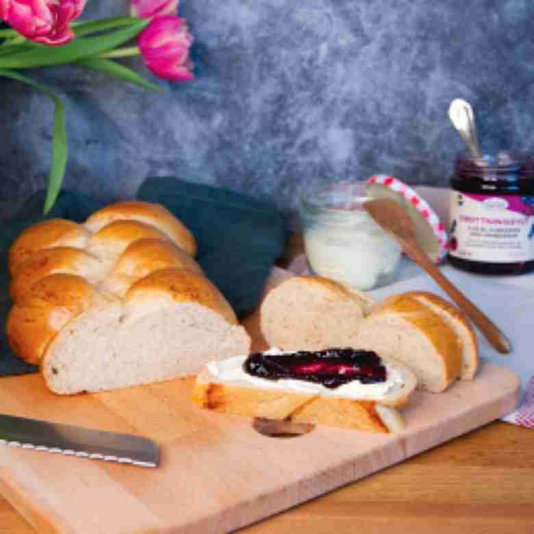 klassische Hefezopf serviert mit Butter und Marmelade