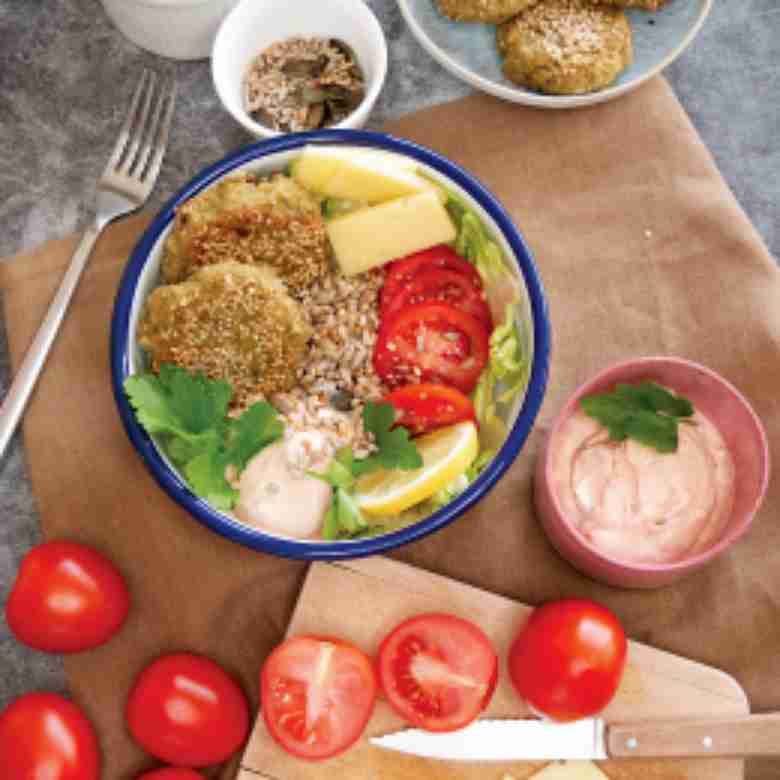 Eine lecker Bowl auf Salatbasis mit Gerstengraupen und Grünkern.